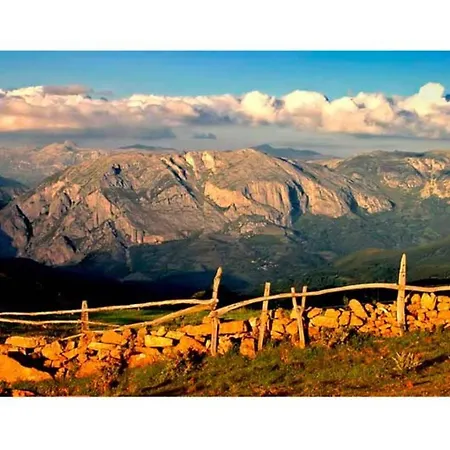 Landhaus La Carrozal Senda Del Oso Orelleiru